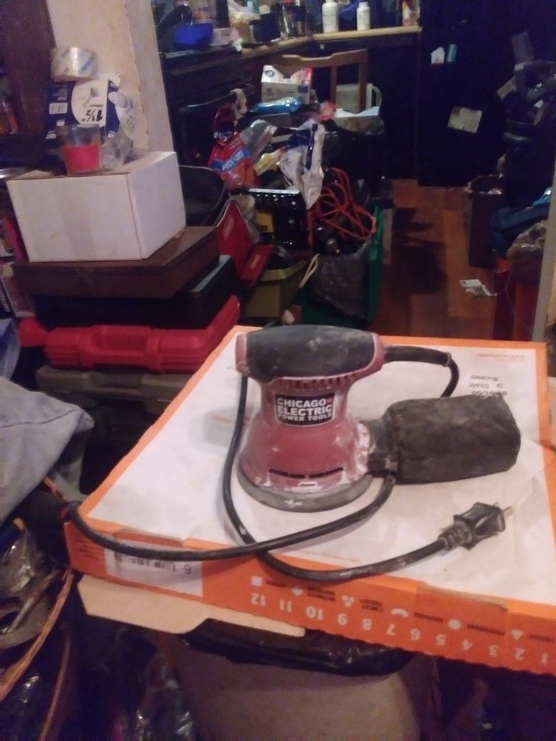 CHICAGO ELECTRIC PALM SANDER WITH DUST COLLECTOR BAG