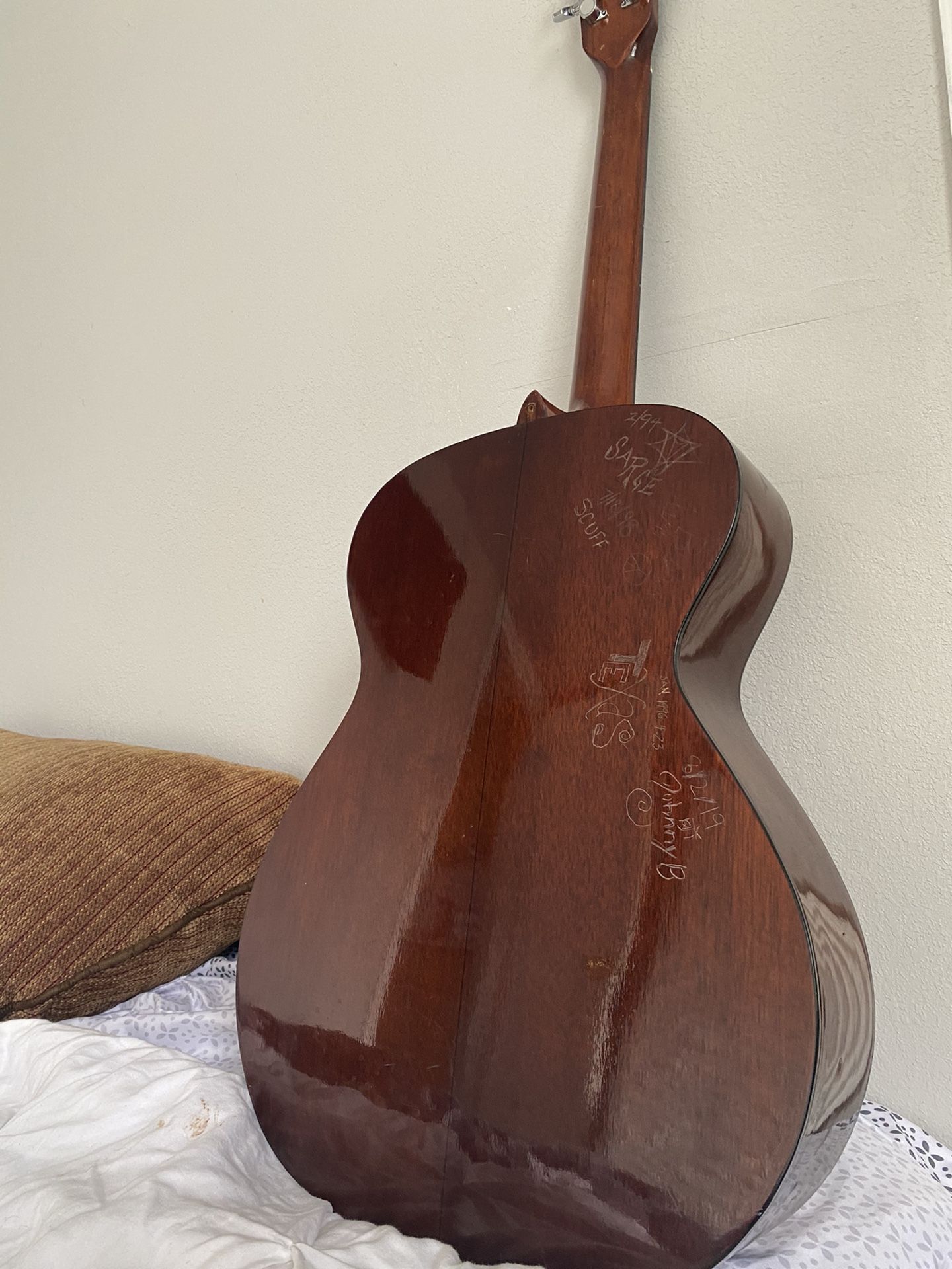 Kasuga F-211 Acoustic Guitar. Great Condition Beautiful