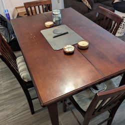 Dining Table W/ Expandable Leaf - 4 Chairs