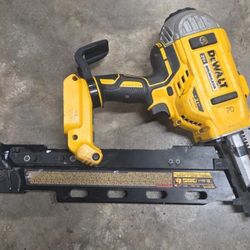  DeWalt 20V MAX* 21-degree Plastic Collated Cordless Framing Nailer (DCN21PL