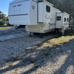 2001 Cedar Creek 5th Wheel