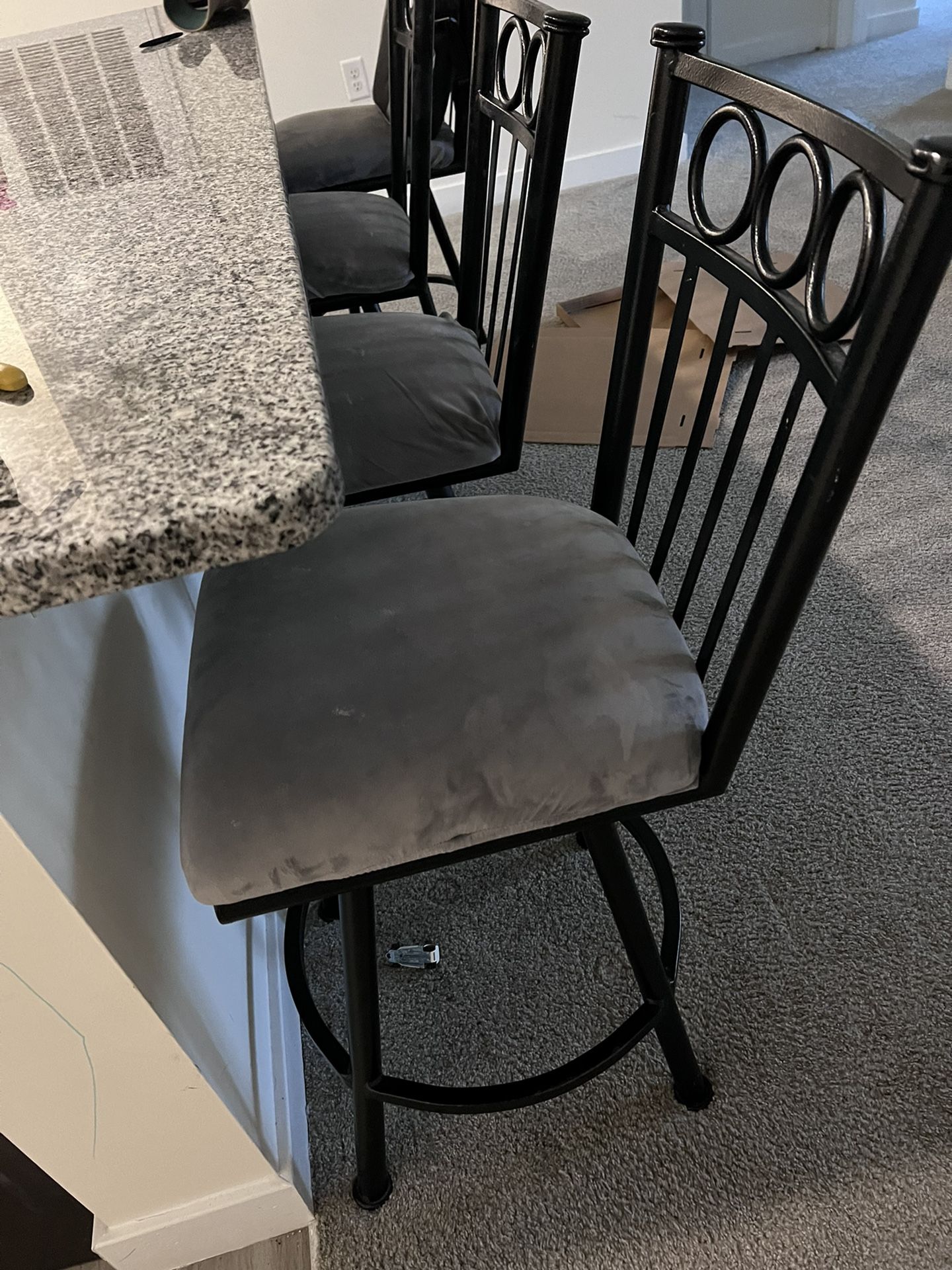 4 Chairs And table