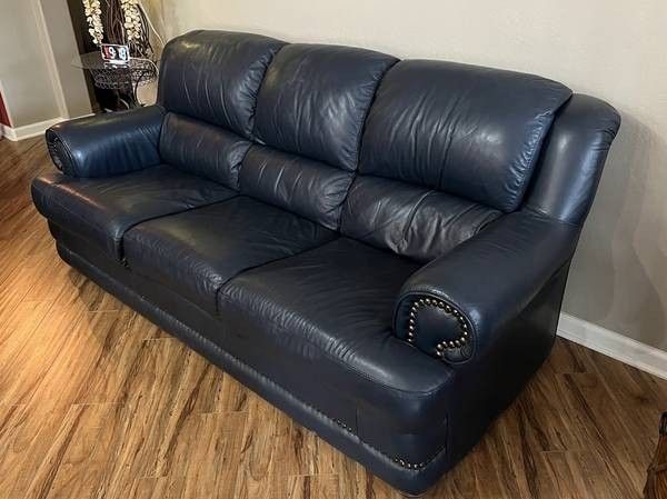 FREE LOCAL DELIVERY π»π¨π¨
Chateau d'Ax Italian Blue Leather Sofa