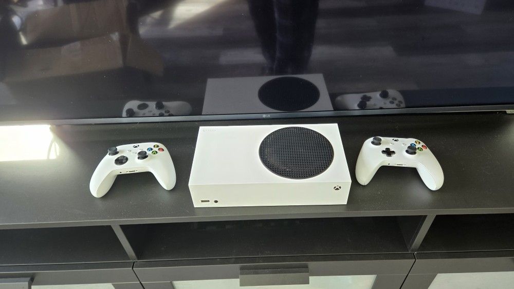Xbox S SERIES WITH 2 CONTROLLERS