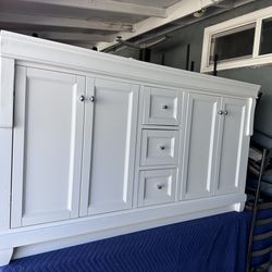 This vanity comes No Countertop tick also this vanity get one forklift hit on the right side and the countertop need polishing  thats why we sellin