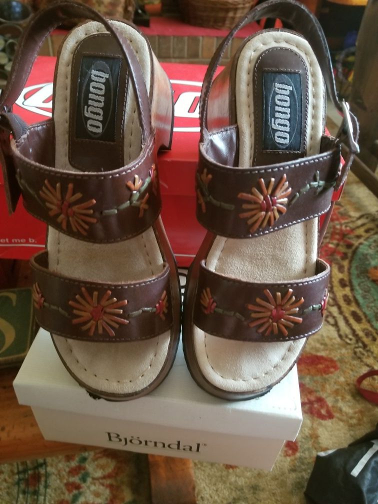 New Bongo Sandals Size 7