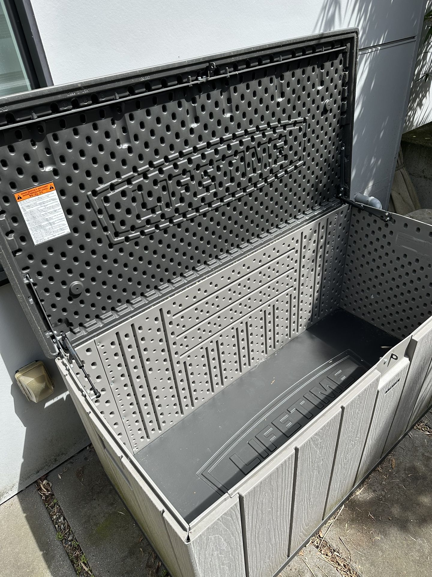 150 Gallon Lifetime Deck Box