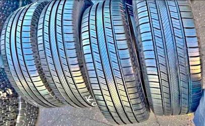 225 60 18 Michelin tires Con 80% de Vida Las 4