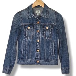 Crew women's classic denim trucker jacket in a light to medium blue wash Size Small