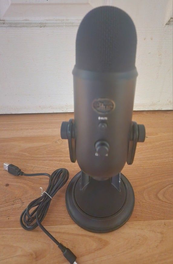 Blue Yeti USB Microphone Blackout Edition