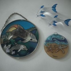Glass decor Hawaii, 2 glass dolphins, hanging glass dolphin’s, star fish with Hawaii on it $10,00