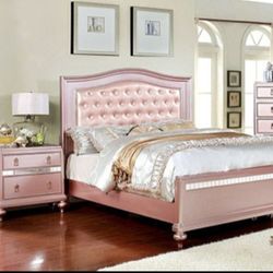 Brand New! 6pc Full Size Bedroom Set😍
Take it home with $39down
Hablamos Español Y Financiamos 🙋