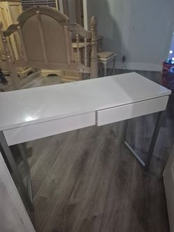 White desk with drawers