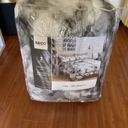 (New) King Size Marble Comforter w/ Pillows Set