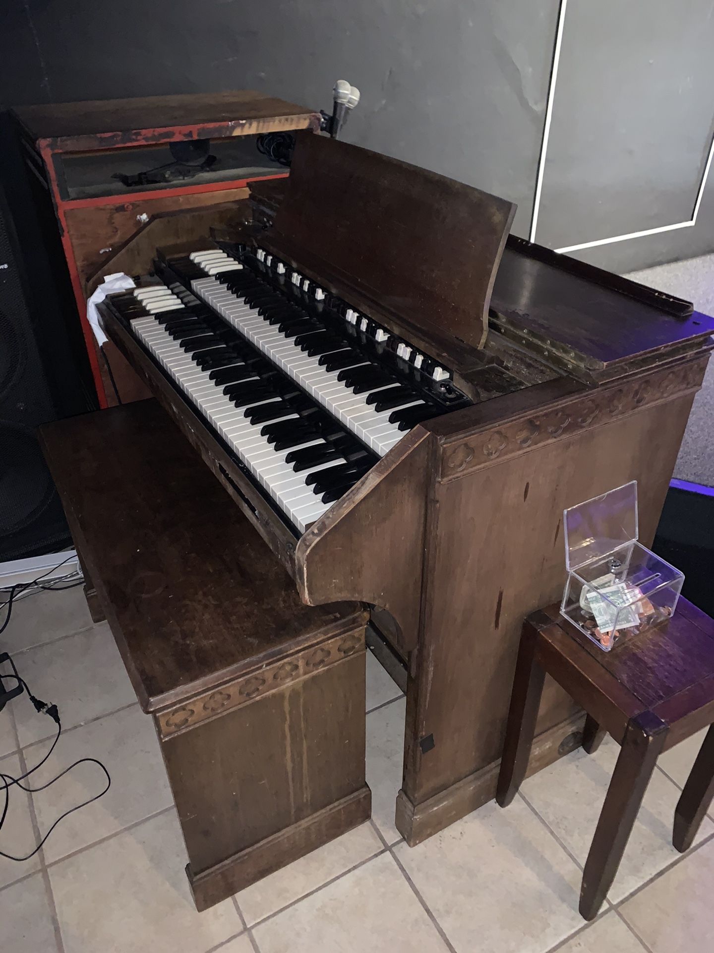 HAMMOND ORGAN