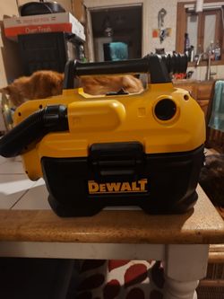 DEWALT BATTERY VACUM