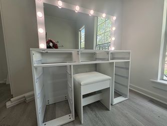 Vanity - 2 corners slight damage see picture