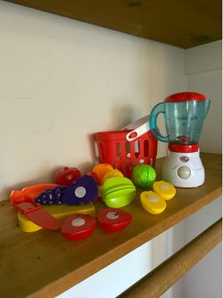 Toy mixer with vegetables and fruits