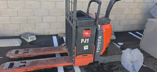 Pallet jacks 8k lbs capacity 24v