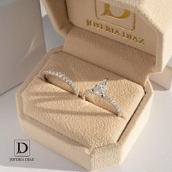 Gold engagement ring