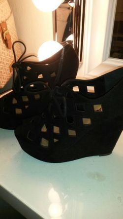 Black wedges