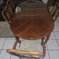  6 Chaires Dining Table In Good Condition Solid Wood 