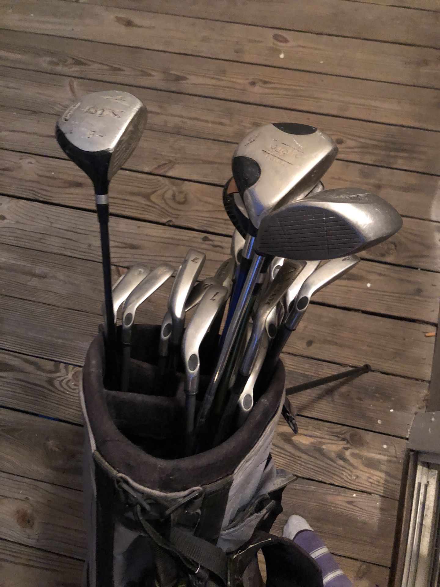 Golf clubs with standing bad