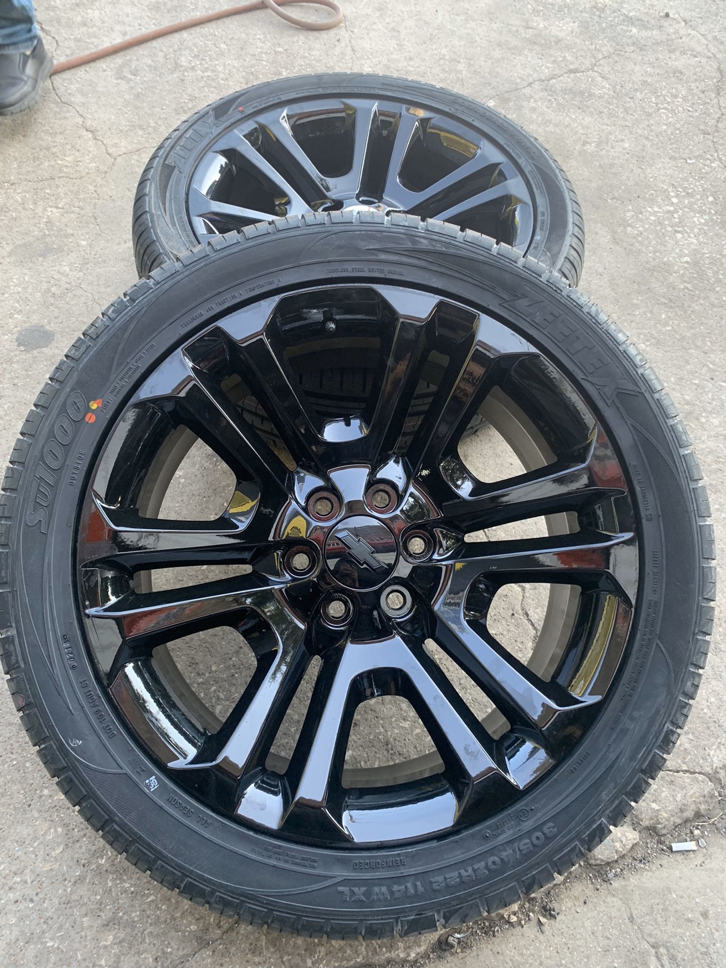 New 22” Chevy / GMC Factory Rims And New TireS 6 Lug Wheels 📞CALL(2I4)742-O77O 🔥Easy Financing Available w/ No Credit Check! Low payments for 12months