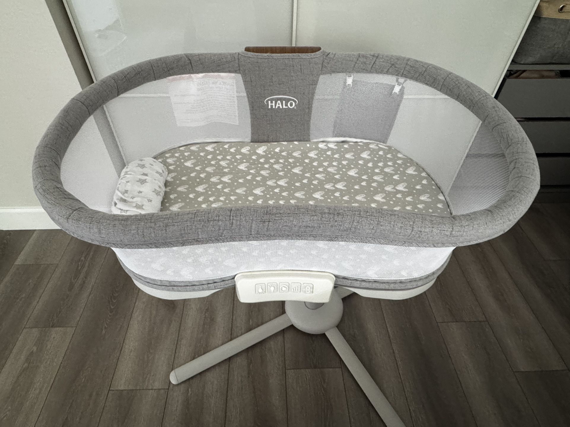 HALO BassiNest Luxe Swivel Sleeper