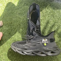 Mens L.T. Water running shoes size 13