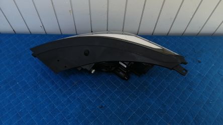 2016-2018 Hyundai Tucson headlight passenger side OEM