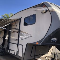 Fifth Wheel RV 