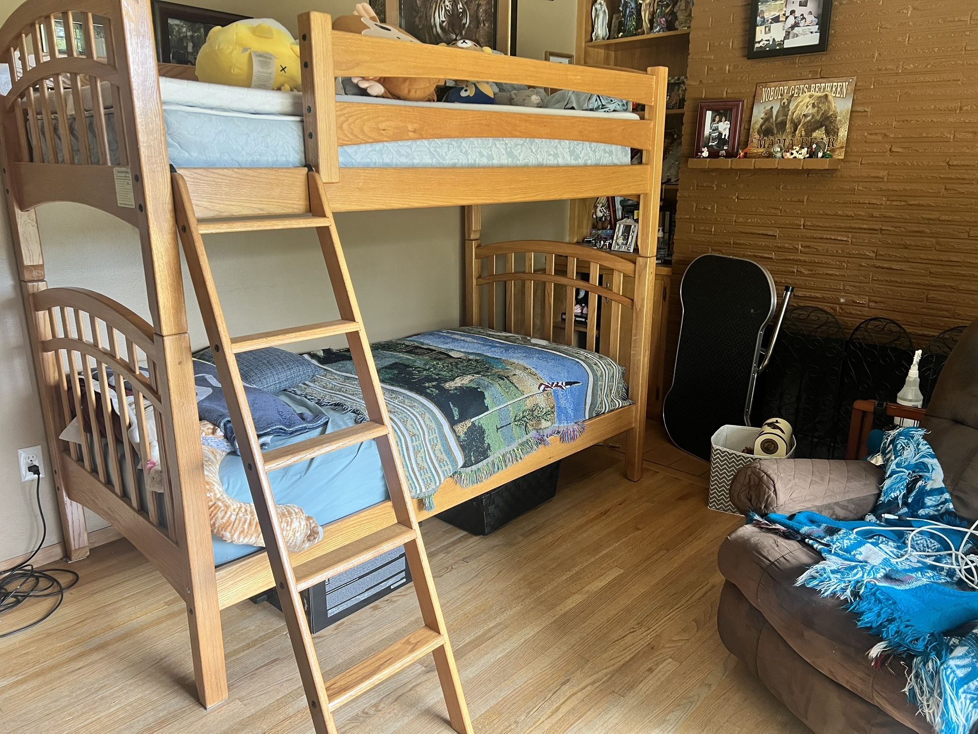 Twin Bunk Beds / Letrinas