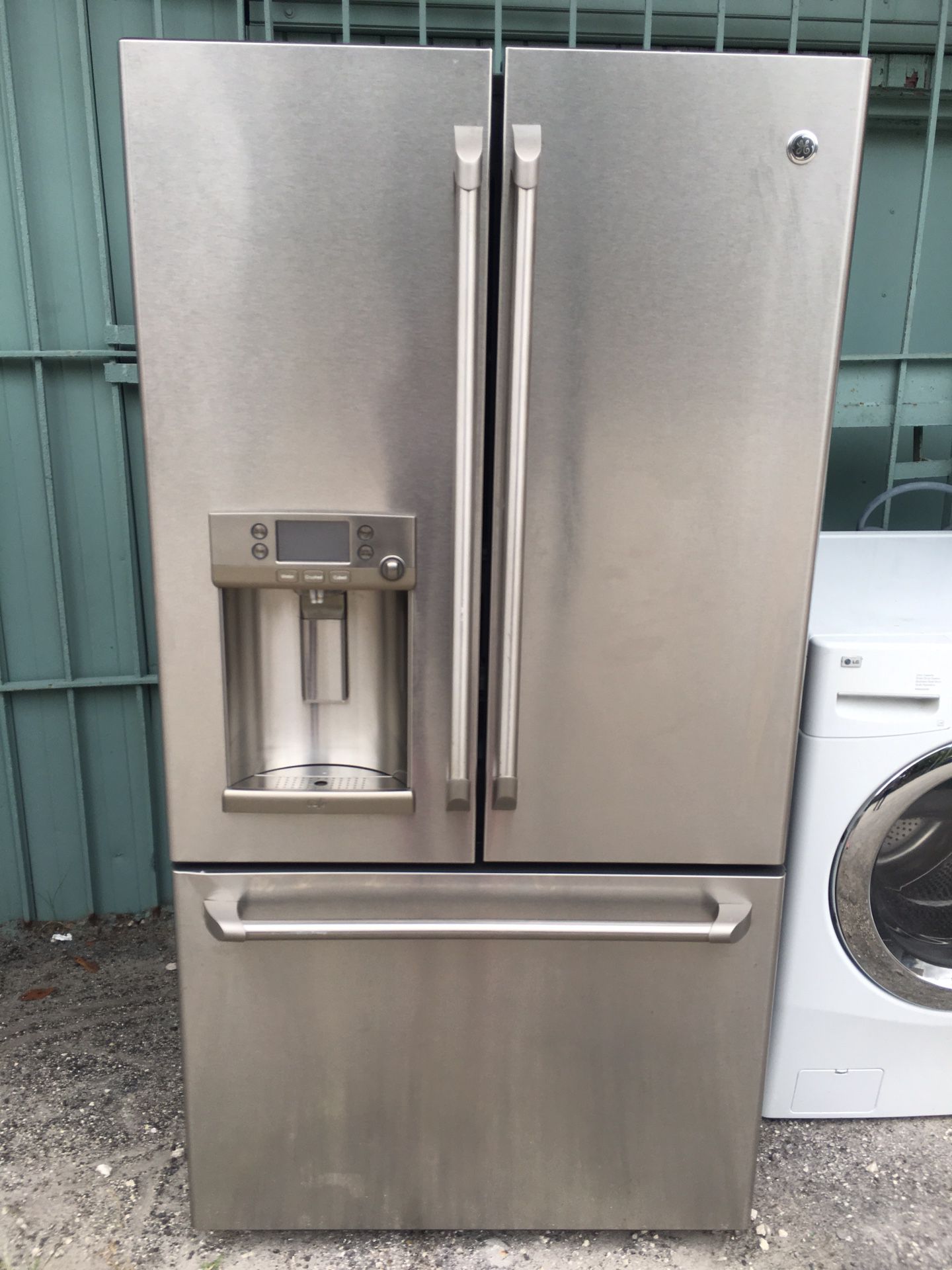 General Electric Stainless Steel Refrigerator! French Doors! 3 months of warranty and fast delivery
