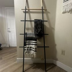 Dual tone blanket rack ladder