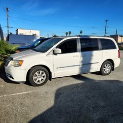 2013 CHRYSLER TOWN AND COUNTY MINIVAN 
