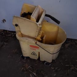 Rubbermaid mop bucket & strainer