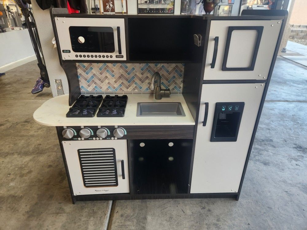 Melissa & Doug Toy Kitchen
