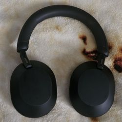 Sony WH-1000XM5 Black Over-Ear Bluetooth Noise Canceling Headphones [Only Ships NO Pickup]