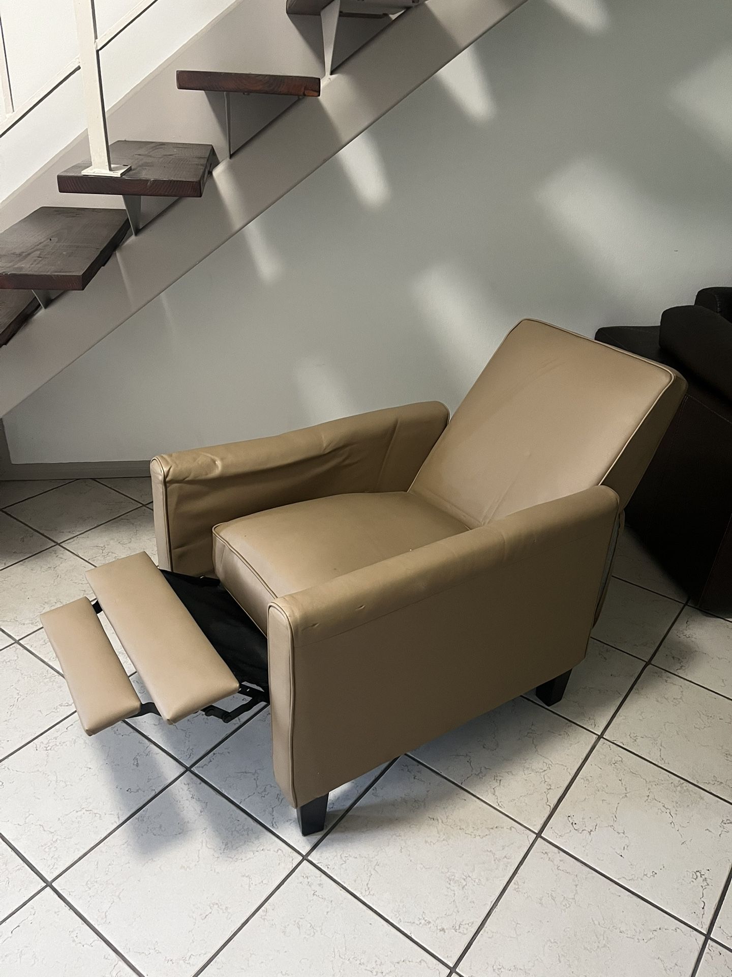Almonte Recliner Free!!!
