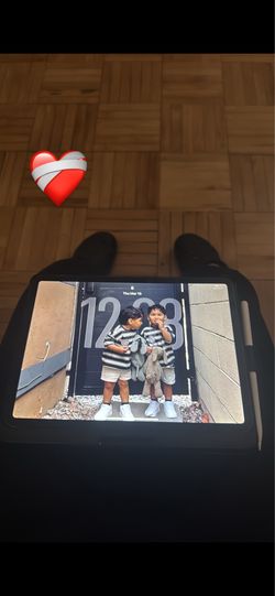 iPad Pro 2 11” with keyboard case and Bluetooth pencil PREFECR condition need gone asap