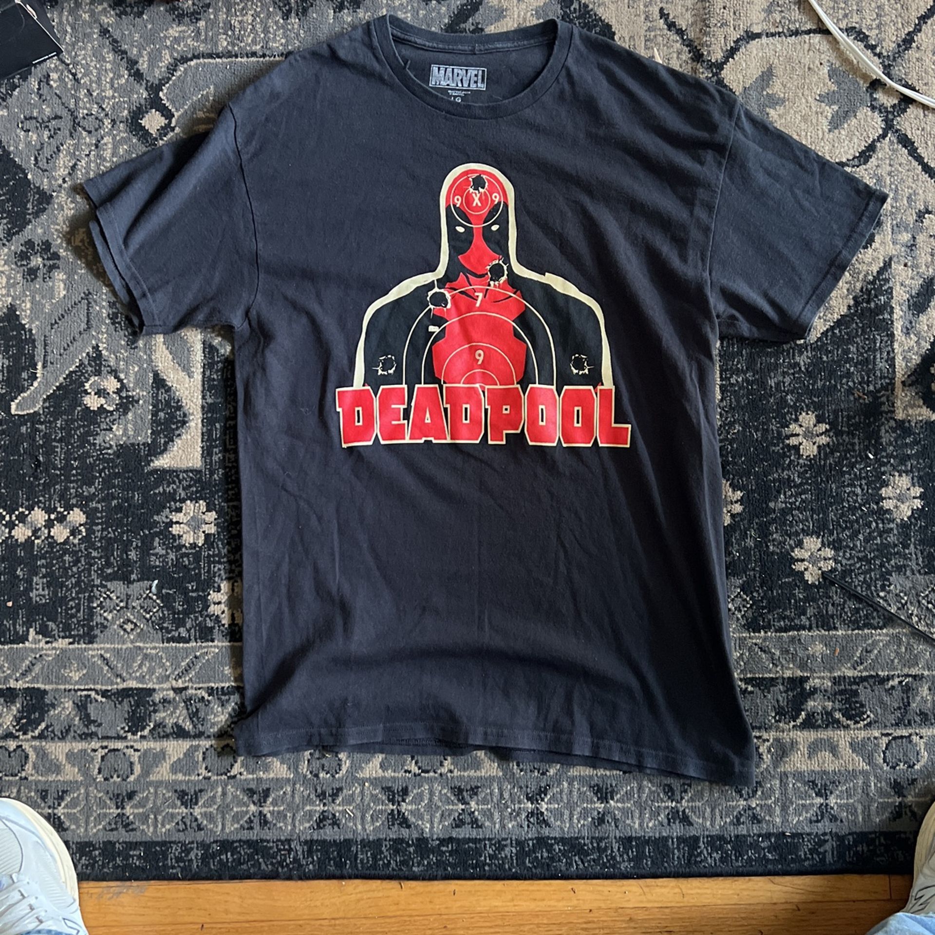 Deadpool / Marvel T-Shirt - Men’s Large