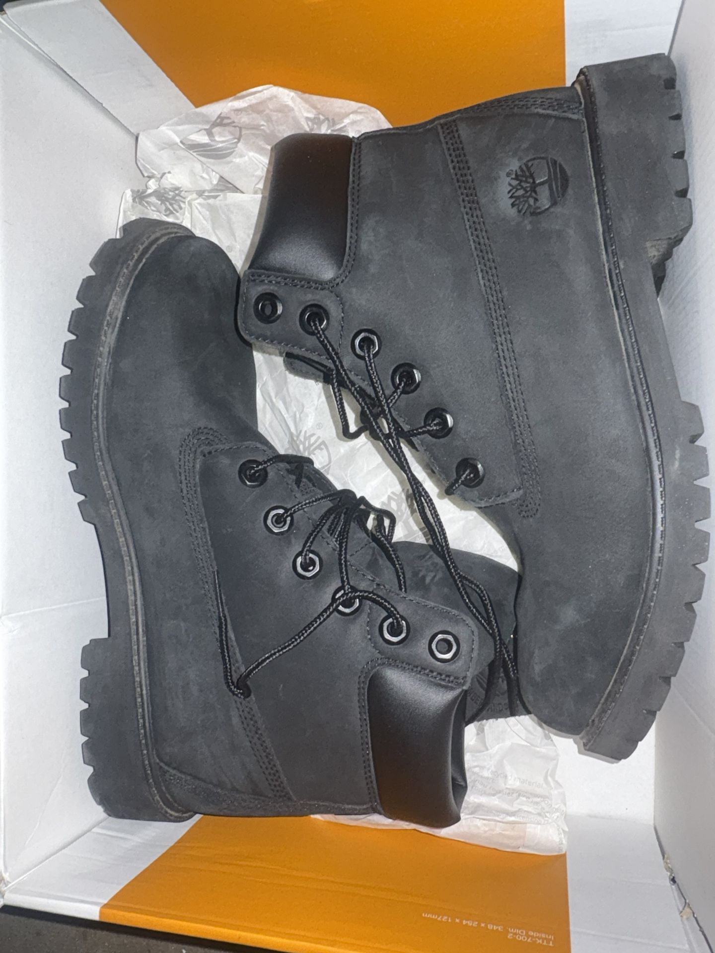 ALL BLACK TIMBERLAND SIZE 7