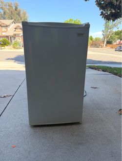 Magic Chef Mini Fridge White