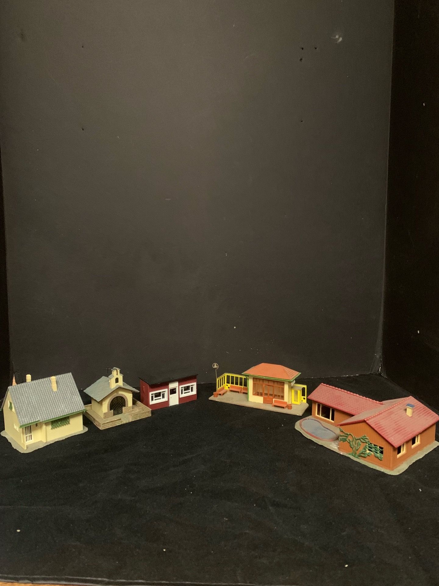 HO SCALE BUILDINGS- HOUSES