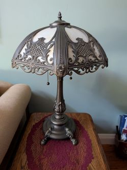 Antique-Style Slag Glass Table Lamp