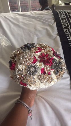 Brooch bouquet