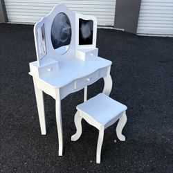 Child’s Vanity Set