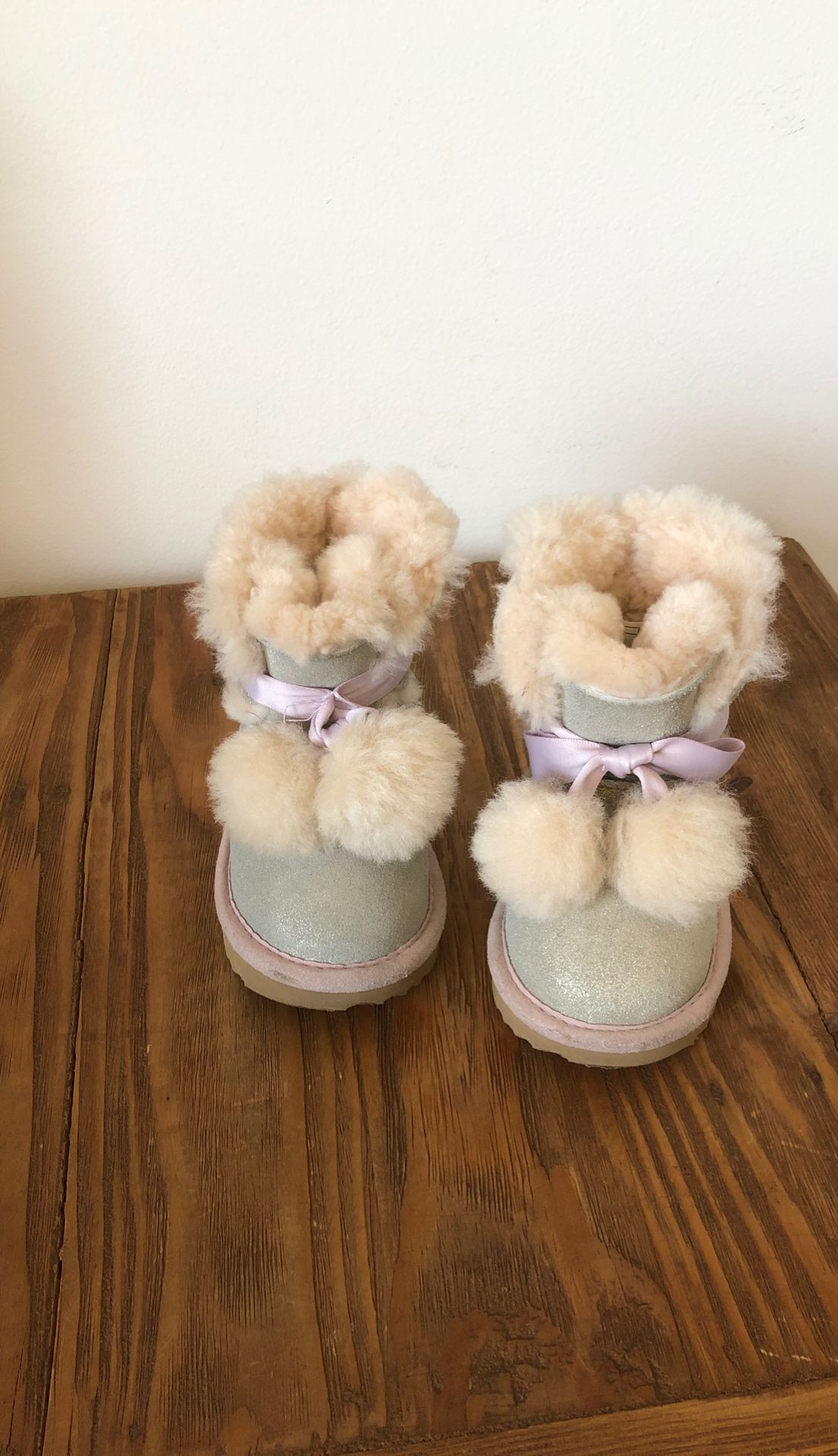UGG toddler girl winter boots size 6 USA, it looks like new