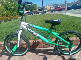 Kids Bike w training wheels
